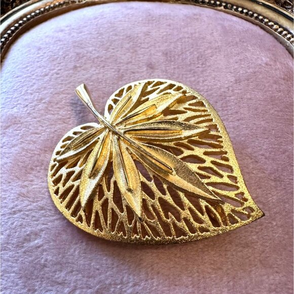 Vintage Gold-Tone Leaf-Shaped Brooch Pin With Intricate Filigree Design MCM - Picture 2 of 6